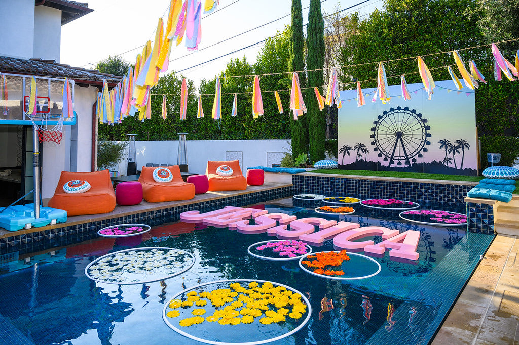Festa pool party  Pool birthday party, Pool party decorations